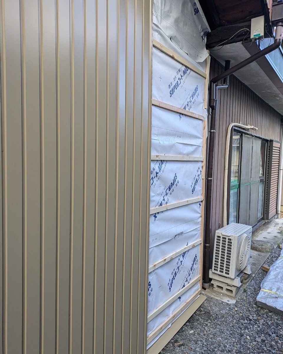 多治見市内において、外壁角波工事👷