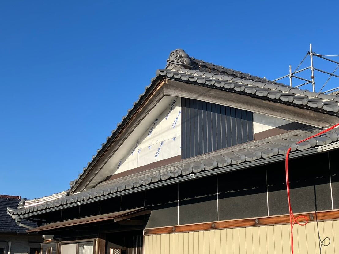 可児市土田にて、棟の積み替え工事と外壁角波工事👷