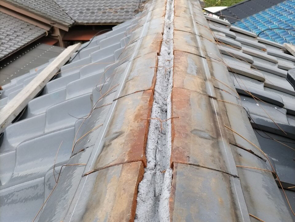 可児市土田にて、棟の積み替え工事と外壁角波工事👷