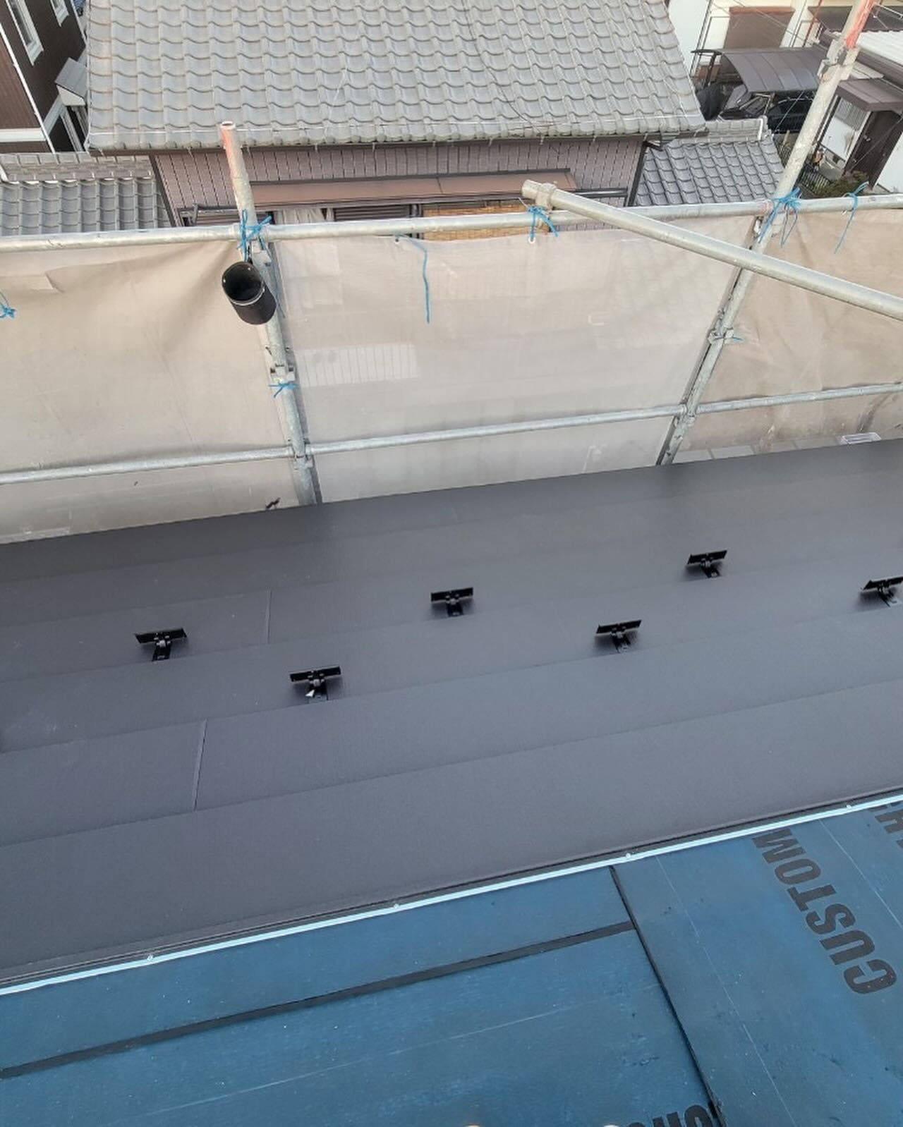 多治見市滝呂町にて、カバー工事👷