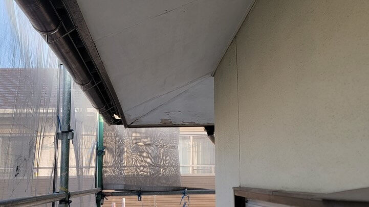 軒天がベローんと剥がれてしまっている現場の修理です🧑‍🔧