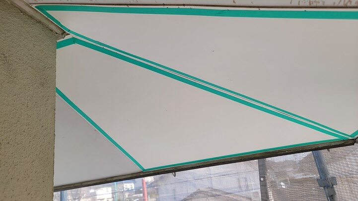 軒天がベローんと剥がれてしまっている現場の修理です🧑‍🔧